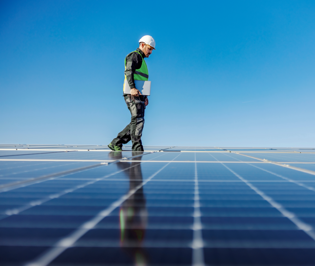 Profissional inspecionando uma instalação solar